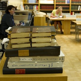 Ingebonden kranten klaar om opgehaald te worden door de lezer. Leeszaal Erfgoedbibliotheek Hendrik Conscience - Antwerpen